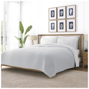 Ienjoy Home All Season 3 Piece King/California King Scallop Reversible Quilt Set with Shams, Light Gray