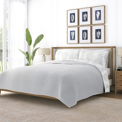 Ienjoy Home All Season 3 Piece King/California King Distressed Damask Reversible Quilt Set with Shams, Light Gray